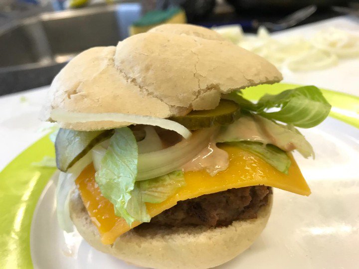 WellantAmf's tweet photo. Kookklas twee maakte in het thema “De slager” zelf hamburgers en maken hier een mooi én lekker broodje van https://t.co/KAvnP4KL0Q