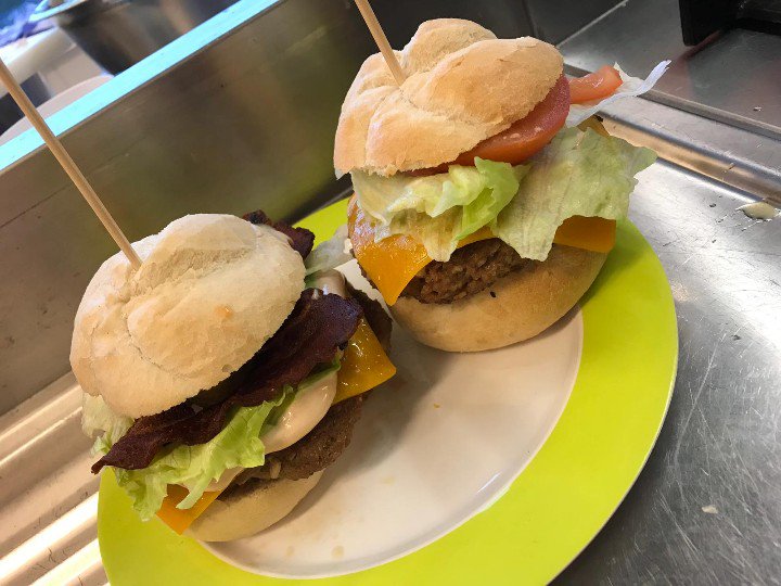 WellantAmf's tweet photo. Kookklas twee maakte in het thema “De slager” zelf hamburgers en maken hier een mooi én lekker broodje van https://t.co/KAvnP4KL0Q
