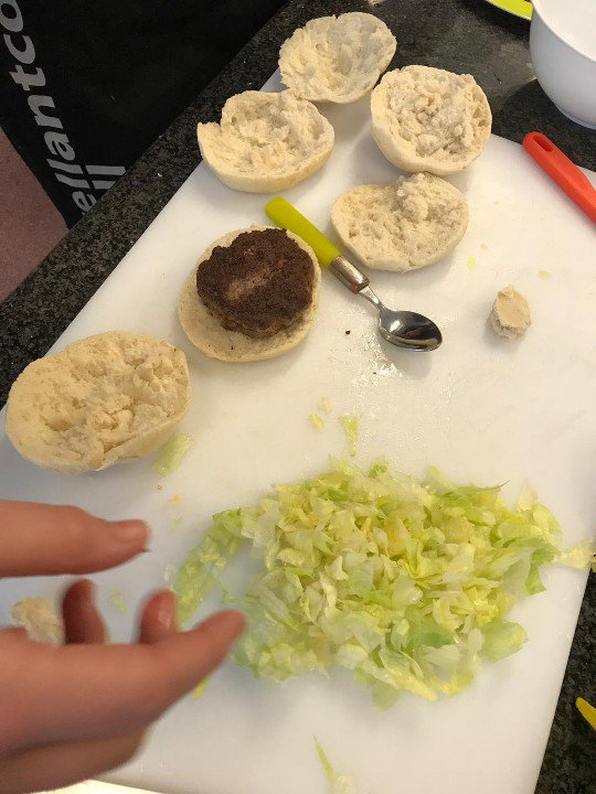 Kookklas twee maakte in het thema “De slager” zelf hamburgers en maken hier een mooi én lekker broodje van
