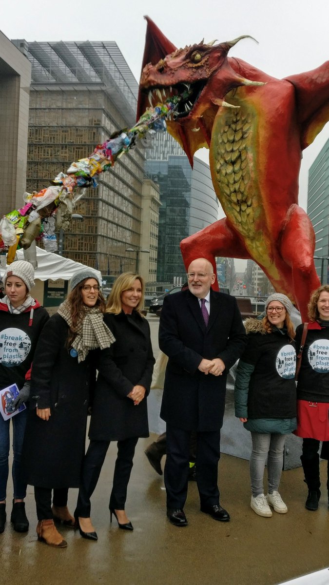 Thank you <a href="/RethinkPlastic/">Rethink Plastic</a> for keeping the pressure on EU decision makers to fight #plasticpollution. Now it is key that Member States endorse our ambitious proposal to limit #singleuseplastics. Marine litter is a life-threatening issue, but one that we can solve!