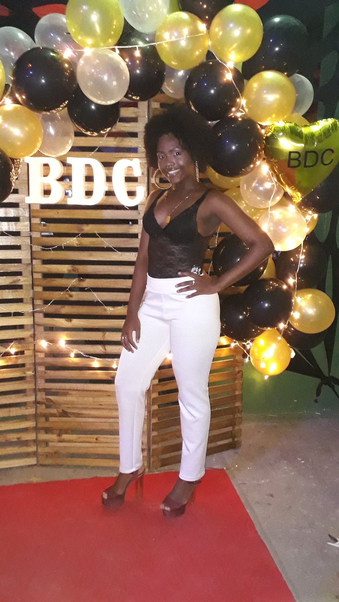 HemilyTalita's tweet photo. Ela tem alma de pipa avoada
Mas na sua estante imaginária coleciona corações...#BdcFest https://t.co/agmNpfLbWg