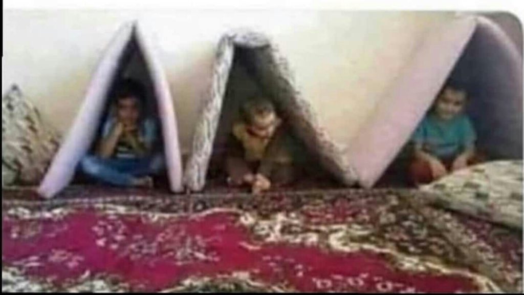 ddjj511's tweet photo. هذا اول بيت ابنيه بصغري ..
المشكله أُمي مثل البلديه تجي وتهده
لأنه بدون ترخيص ..
😒😒😒 https://t.co/j5Qg2fmRYa