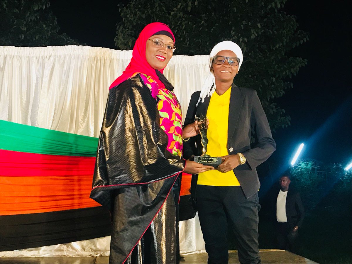 NigeriElles's tweet photo. Trophée Femme d'Innovation des #NigeriellesAwards2018 decerné à Mariama Mamane @mariam_pety lors de la soirée de gala #NA2018 Vendredi dernier.
Bravo brave jeune dame! https://t.co/bVknBc8F5Z