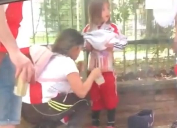BluRadioCo's tweet photo. Detienen a mujer que puso bengalas en cuerpo de menor para meterlas al Monumental https://t.co/lO1j3bi1Iq #MañanasBLU https://t.co/8elsudBg9D