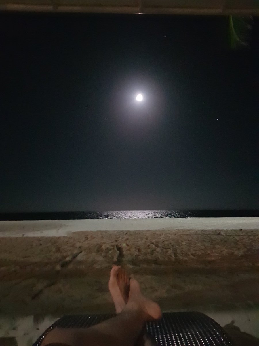 Finally, some much needed me time. 😁

Kabilugan ng buwan. Buwan ng kalibugan. 😂

#beachbumming #moonbathing