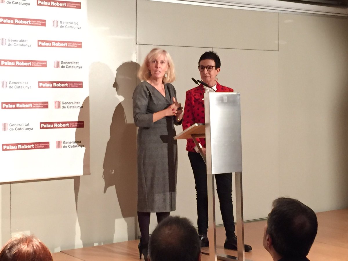SomGastronomia's tweet photo. La comissària @carmegasull i l’ambaixadora del #CREG16 @Xef_Ruscalleda recorden tota la feina es va fer durant la distinció de #CatalunyaRegióEuropeadelaGastronomia. #SomGastronomia https://t.co/hAt19QOLNm