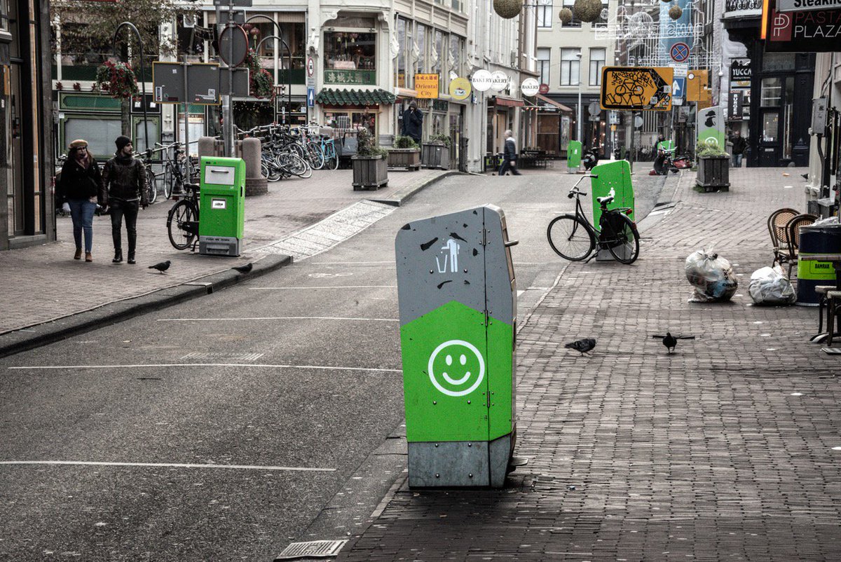 Kijk, zo gaat de gemeente Amsterdam om met het beschermd stadsgezicht. Niet één, nee een grote hoeveelheid vuilnisbakken in gifgroene kleur, van een schokkend lelijk ontwerp. Het doet pijn aan de ogen.