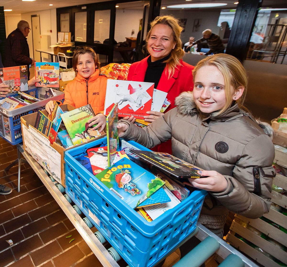 Geweldig dat we samen met de Zeester en Rataplan 172 kinderboeken hebben ingezameld voor voedselbank Westland!#vvd <a href="/WSKOdeZeester/">WSKO De Zeester</a>