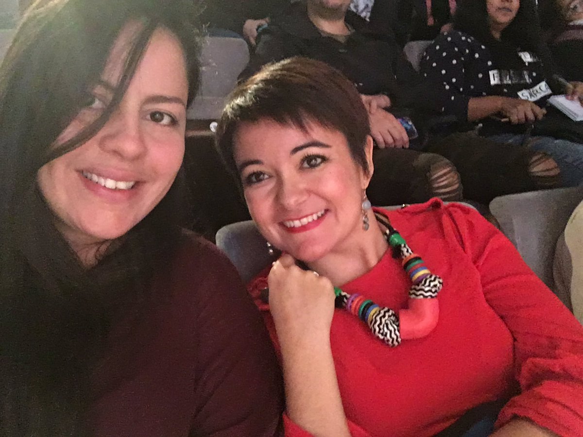 lachicadelavr's tweet photo. Rodéarte de personas maravillosa en el camino del emprendimiento te harán más fácil la aventura!!! #dpe18 con @isaramospsico 😎 https://t.co/M3QpR953VT