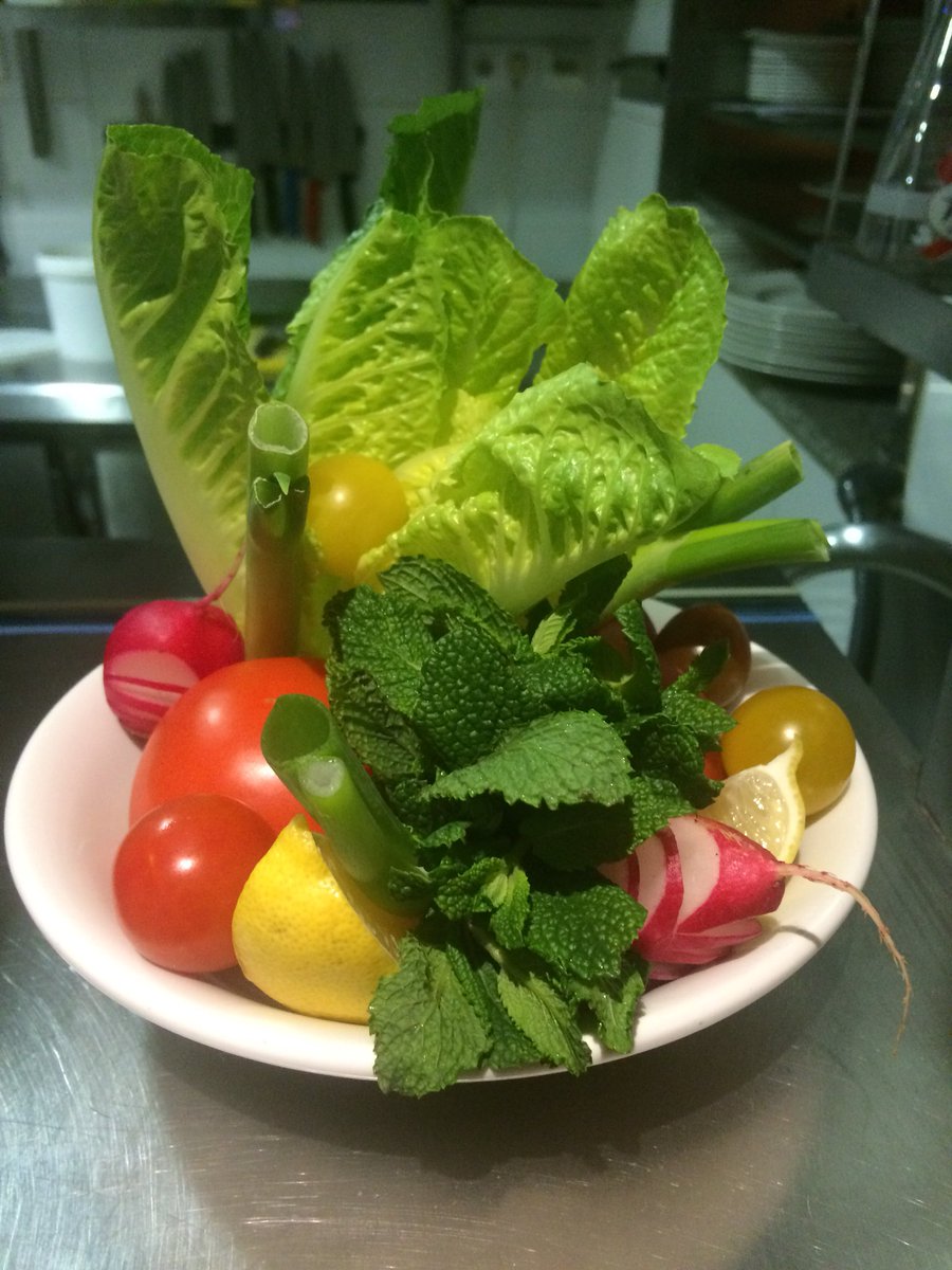 RestKarakala's tweet photo. Las sugerencias #vegetarianas de los lunes en el #karakala son iguales de diversas que de coloridas. Hoy tenemos #tajín de verduras en salsa tahini. 

🌱🥦🥒🥕🥗🍵🥜🌾🍏🥝🌽🍐🍋🍅

#karakala #karakalarestaurant #meatlessmonday #vegetariano #barcelona #gràcia https://t.co/7x5VKJj1ez