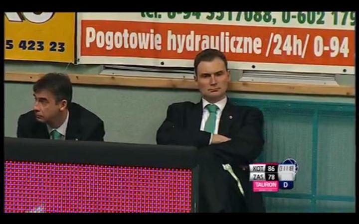Zastal's tweet photo. 26 listopada w historii Zastalu zapisał się także takim zdjęciem. 2011 rok, Kołobrzeg, trener obraził się na zawodników.  #plkpl #NaZielono #zastal https://t.co/AHxqB4NWru