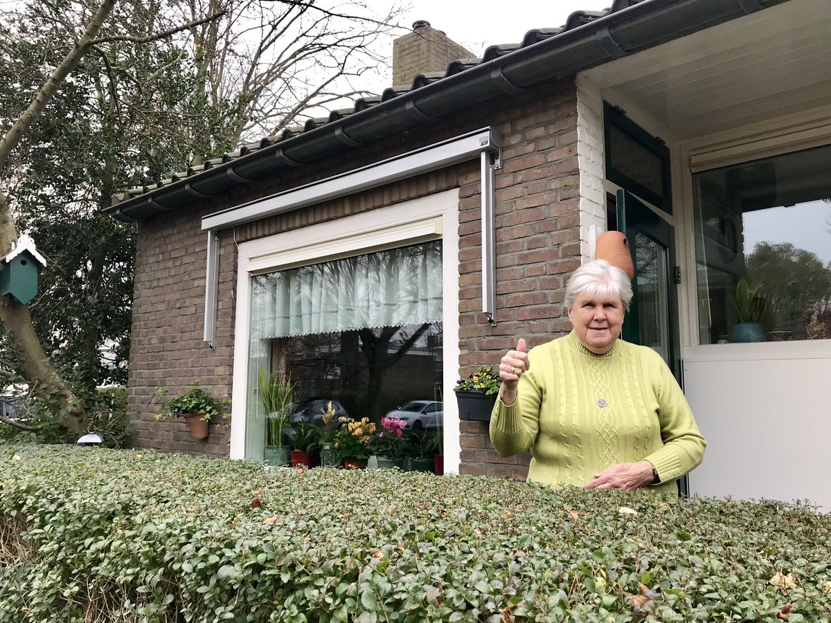 GASVERBRUIK BIJNA GEHALVEERD | Drie jaar geleden is de seniorenwoning van huurder Adri Klaasse Bos energetisch verbeterd. Ze vertelt enthousiast: “Het is goed voor het milieu én ik bespaar ongeveer 700 euro per jaar. Daar ben ik natuurlijk heel blij mee.” bit.ly/2Refv6Z