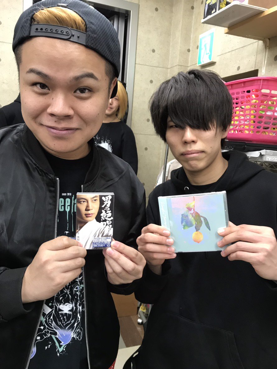 梅田zeela No Twitter 激似 本日出演の has It All ブラックハズイットオール から 米津玄師 Lemon 氷川きよし 男の絶唱 カセットで さっきラジカセもらったからね いただきました マサキ顔でかい １