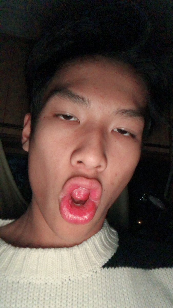 Yotyanwahage418's tweet photo. インスタに俺にに撮る人おって
まじで笑った笑
あれ？どっち俺の写真やっけか。 https://t.co/uE6OFaah0y