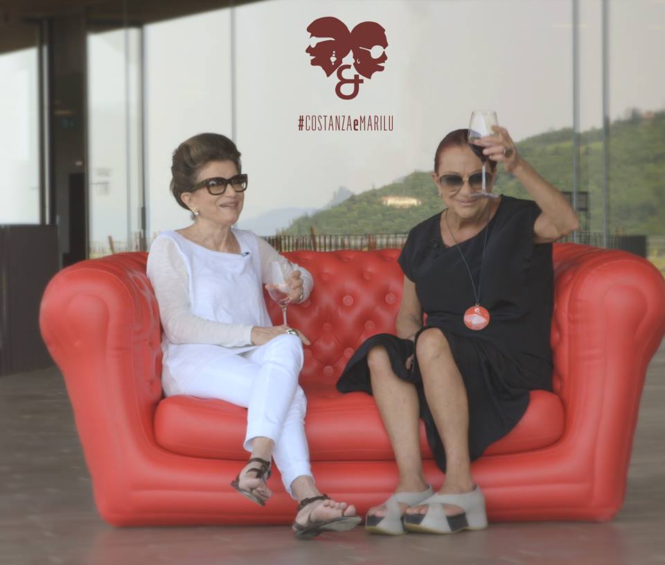 COSTANZAeMARILU's tweet photo. Precisando de um descanso no meio da correria semanal? Acesse https://t.co/p8Uqf76c3G e assista aos melhores momentos e conversas de #CostanzaEMarilu! #SofaChatShow #AmizadeSemScripts https://t.co/7irkiwnK1G