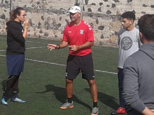 Este martes los porteros del AUGüímar entrenan con Víctor Hernández Navarro. Se trata de una sesión teórico-práctica en el campo de fútbol de Tasagaya, y específica para los PORTEROS de nuestro club de Fútol8 y Fútbol11.
facebook.com/permalink.php?…