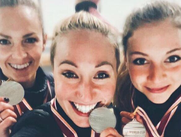 ItaliaTeam_it's tweet photo. I due podi targati Lollo e una fantastica seconda piazza nel Team Sprint! 

Francesca #Bettrone, Noemi #Bonazza e Francesca #Lollobrigida con la medaglia a Tomakomai! 💙

#ItaliaTeam #WCSpeed #SpeedSkating @fisg_it https://t.co/UEgPN9aX45