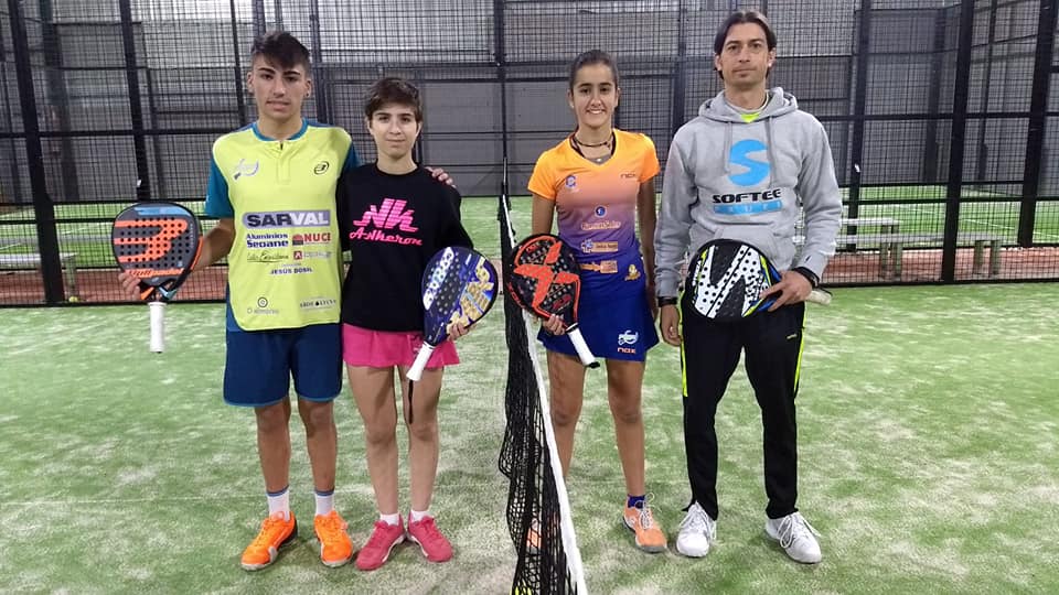 GrupoJimSports's tweet photo. Nuestro equipo #SofteePadel no quiso perderse el 🏆Campeonato de pádel Mixto Absoluto 2018. Aquí 👇un pequeño resumen fotográfico📸 https://t.co/FmAITcJeeu