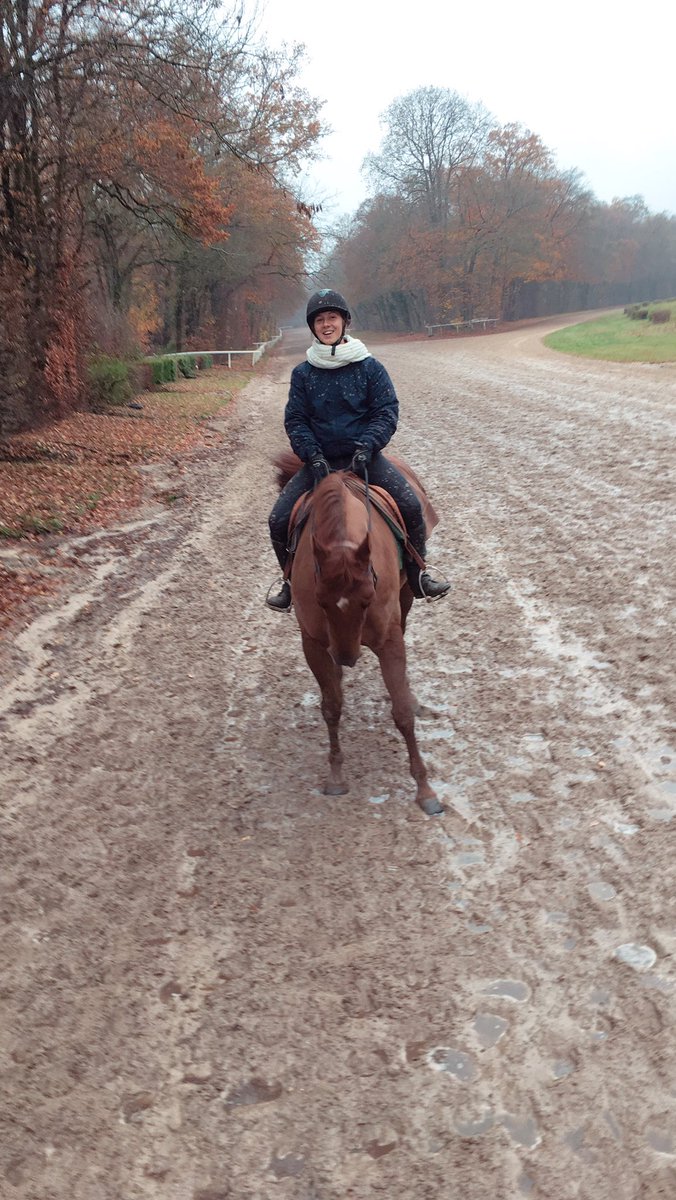 ClotildeHenault's tweet photo. Une galopade matinale qui réchauffe et qui donne le sourire instantanément ! 🚀🏇🏼 

Combiner études + passion + profession = ❤️ 

#ilovemyjob #francegalop #chantilly #lesaigles #sandtrack #HorseRacing 
@fgchantilly @AMOS_Lille https://t.co/JDHSnhtab3