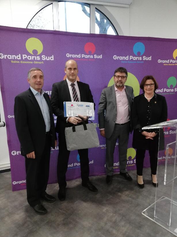 grandparissud's tweet photo. [Cérémonie 🏆] Aujourd'hui au Magellan, se tenait la Cérémonies des Prêts d'Honneur, récompensant les 10 meilleurs créateurs d'entreprises du territoire.

➡ Un prix leur à été remis en main propre par Michel Bisson

cc Le Magellan https://t.co/u55MVong7y