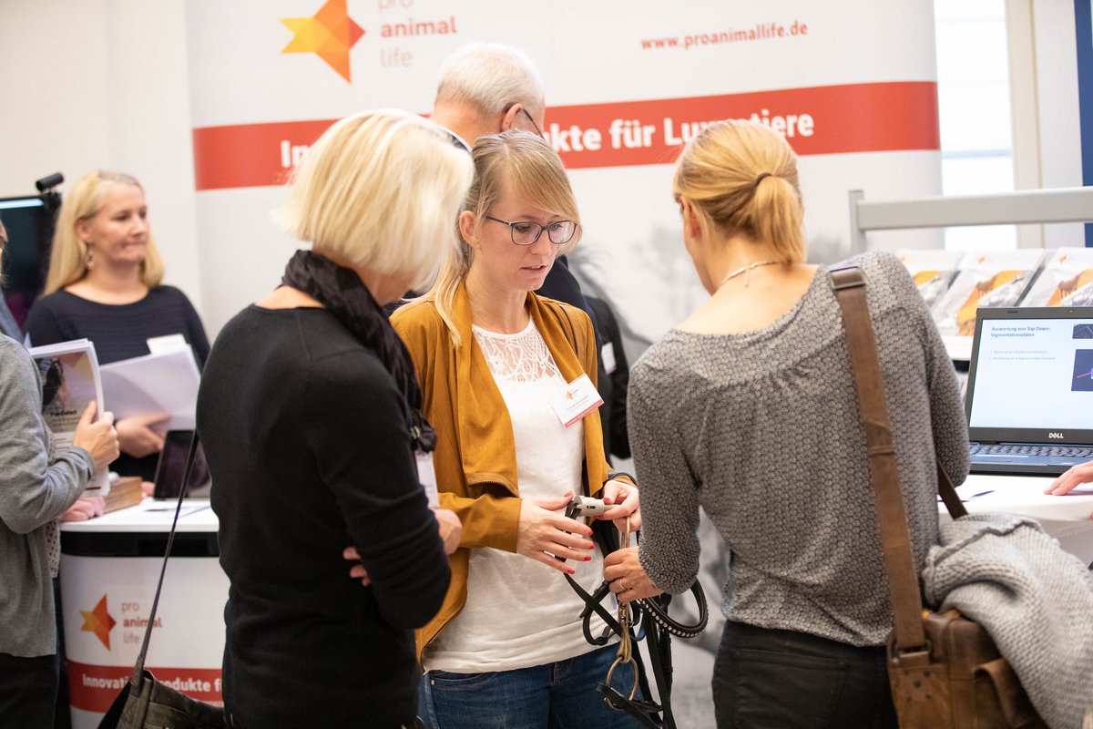 ProAnimalLife's tweet photo. Dr. Kathrin Kienapfel erklärt den Zügelkraftmesser, welcher in unserem Netzwerk entwickelt wurde.
#Pferde #Veterinärmedizin #ProAnimalLife #ZIMNetzwerkjahrestagung18 @BMWi_Bund https://t.co/MPd40MwBQu