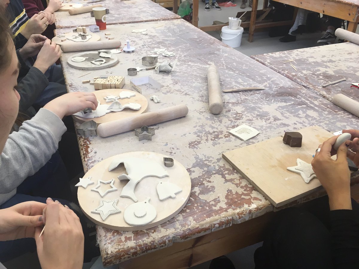 Gweithdy addurniadau porslen gyda <a href="/ElunedGlyn/">Eluned Glyn</a> heddiw ar gampws Llwyn y Bryn.  Cadwch lygad amdanynt ar werth yn ein stondin nadolig 🎄⭐️🎁🎅🏻❄️