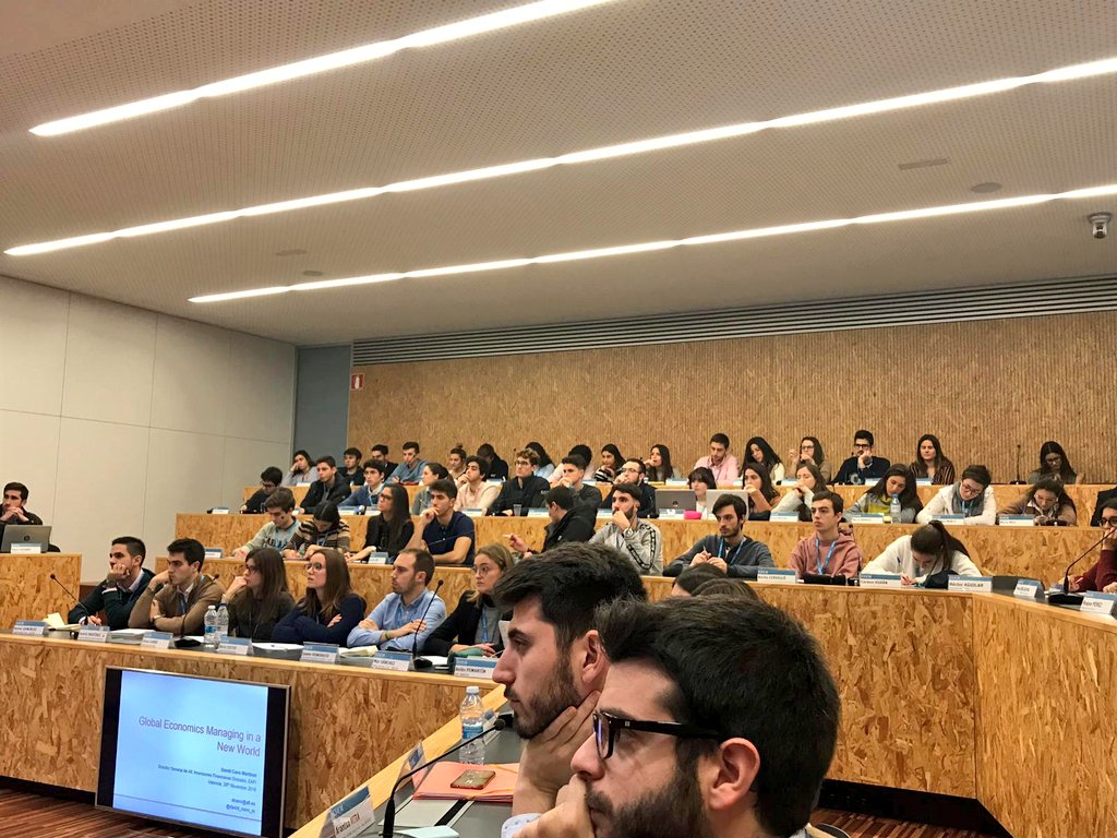 EDEMempresarios's tweet photo. 💲¿Tienes formación en el ámbito económico, financiero y tecnológico? Nuestros #alumnos del #MBAjunior, #MasterMEL y 2° del #gradoADE reciben una #MasterClass sobre 'Global Economics' de la mano de David Cano, director general de @Afi_es 

#EDEMexperience #EscueladeEmpresarios https://t.co/rVcwGV8U3N