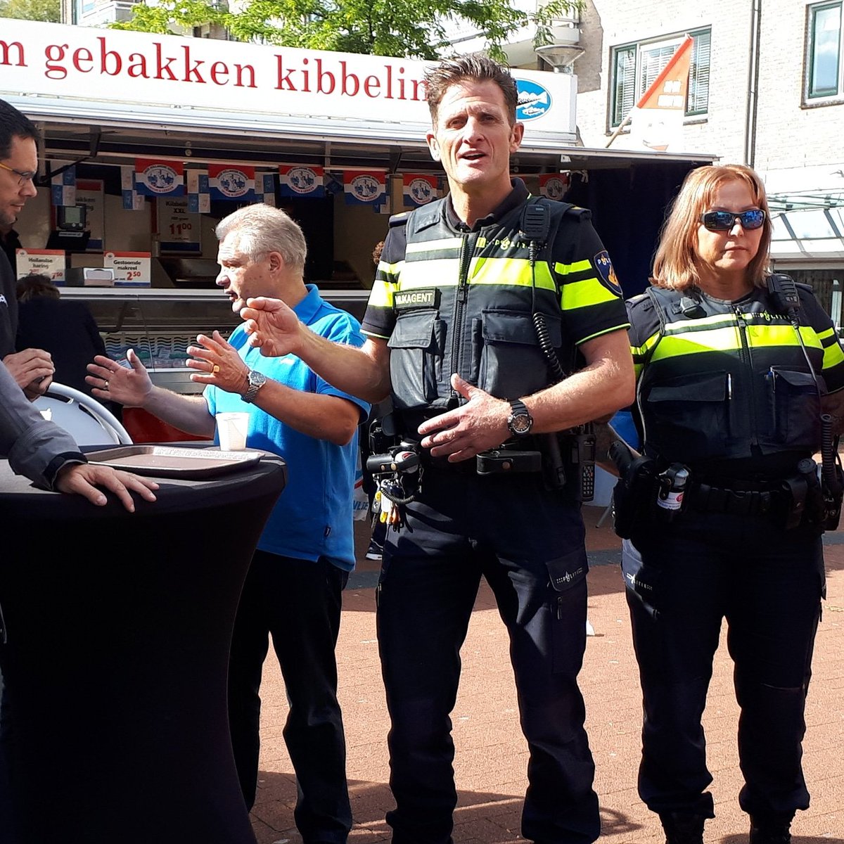 WA_Hordijkervld's tweet photo. Dinsdag 27 november tussen 12- 14 uur #wijktafel #vragen #politie #pol_jurgens #wijkagentmark #politieIJsselmonde #viskar #winkelcentrum #oudewatering #IJsselmonde #opzuid #instapolice #instapolitie #instacop #police #politieRotterdam #roffa #Rotterdam #RotterdamZuid #rottergram https://t.co/n7xSL9YVqL
