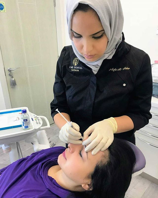 caredentalgroup's tweet image. ✨#WRINKLE #REDUCTION #TREATMENT ✨
Here Dr. Safa @dr_safa_alnaher is delivering botulinum toxin (Botox™️) to specific points in the face to temporarily reduce the effect of the muscles that cause active and deep frown lines
