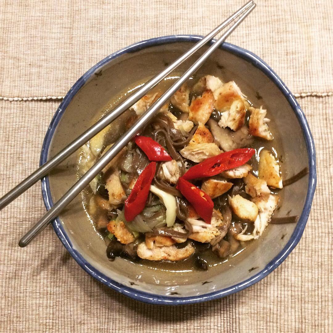 boekankoki's tweet photo. « Chicken Soba Noodles » est une recette que j’ai créé quand j’ai manqué le repas base de nouilles.
Trouveras sur https://t.co/YQfgbtDzAY ou https://t.co/8YQE5aJiNn (en) #boekankoki #mycooking #myrecipe #recipeblog #blogrecette #foodblog #foodblogger #sobanoodles #keramikpuspa5 https://t.co/RRo2XsEtQ4