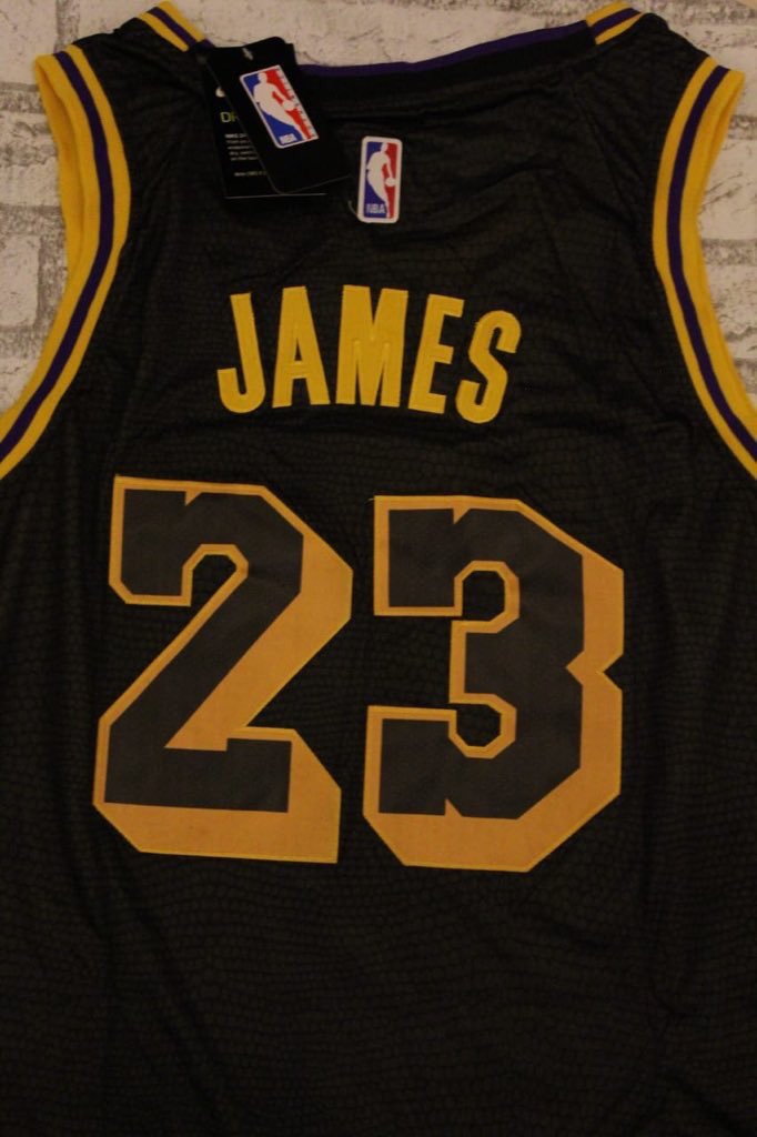 NBAWorld8's tweet photo. متوفر : 
قميص ليبرون جيمس الأسود الجديد 
السعر : ١٧٥ ريال - لطلب عبر ال��اص 
المقاسات : M-L
• الدفع : تحويل بنكي / عند الاستلام ✅
- 0508584568 - https://t.co/uluGuODMgD