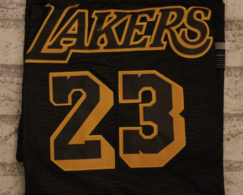 NBAWorld8's tweet photo. متوفر : 
قميص ليبرون جيمس الأسود الجديد 
السعر : ١٧٥ ريال - لطلب عبر ال��اص 
المقاسات : M-L
• الدفع : تحويل بنكي / عند الاستلام ✅
- 0508584568 - https://t.co/uluGuODMgD