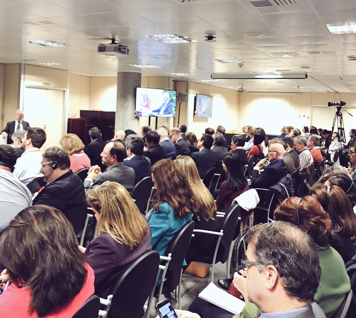 Fundae_es's tweet photo. Herbert Tustschner de @BIBB_de expone las principales características de su sistema de #FPE #VETsystem de un país cuya tasa de desempleo está 6 puntos por debajo de la Francesa: Alemania 🇩🇪 #FormacióndeFuturo https://t.co/TAVrLkAqdD