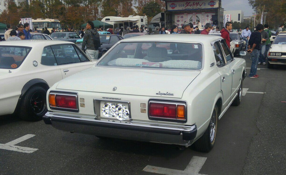 たぁ 太陽にほえろ の劇中車では一貫して クラウンは登場してた記憶はありますね ボスが乗るのがクラウン4ドアhtで 他の刑事が4dセダンの廉価版 ゴリさんは緑色のスプリンターhbのイメージがあります 時系列は無茶苦茶な記憶ですがねw