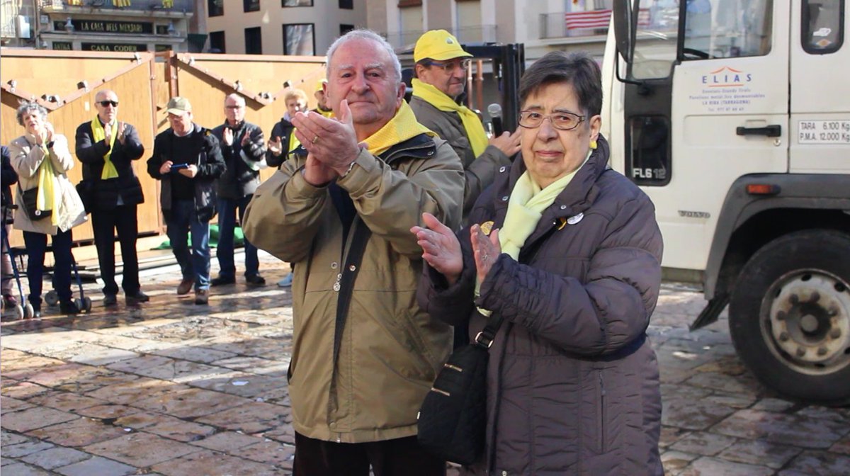 Avui, els <a href="/avisiaviesreus/">Avis i Àvies de Reus x Llibertat 🎗</a> han caminat juntament amb els pares de @jordialapreso per demanar la llibertat dels #PresosPoliticsiExiliats. Des d'<a href="/ERCReus/">ERC Reus</a> volem donar-vos tot el suport per seguir endavant.