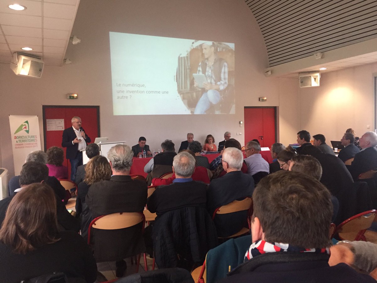 Saucestephane's tweet photo. Intervention de @Herve_Pillaud sur l’ère numérique en agriculture #agronumericus #agroeconomicus devant un parterre d’élue de @ChambagriFrance de BFC https://t.co/a5cfkMEsIG