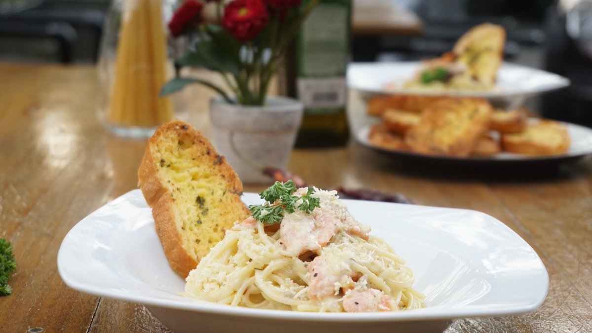 susandarma's tweet photo. tidak hanya maincourse, "SALMON PASTA" ini bisa kamu nikmati dengan discount 20% OFF di #colorscheershours 
setiap hari mulai https://t.co/g4tqGt3uOm - https://t.co/mL18h7KN4E @colorspub_sby 
.
Info &amp; Rsvp : 
031-5030562
Hotline : 0811.345.8181
Wa : 0888.500.3822 https://t.co/nCXqxPi5ZN