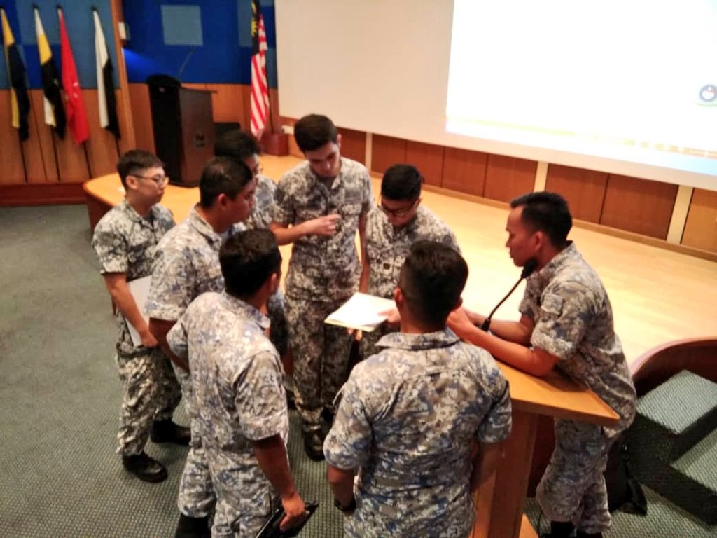 KdLekiuFrigate's tweet photo. Exchanging ideas and thoughts between Malaysian and Singaporean fellows for the successfully upcoming EX MALAPURA. Thanks for long-lasting friendship!
@tldm_rasmi
@mindefsg
@MPA_Barat
@pustakmar
@RickySuhaimi
#MALAPURA2018
#XMP18 https://t.co/U4eQGF98Av
