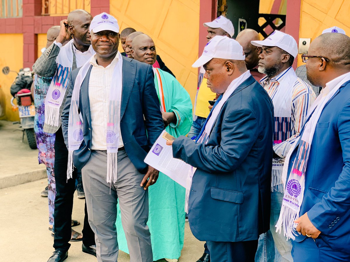 yorobitaray's tweet image. L'UNA-FESCI a  félicité DAN Opely et BÉDÉ Charles, tous deux du quotidien "La Voie" du Groupe de Presse Nouvel Horizon. Un clin d'oeil à été fait aux MAMANS : Kapet Elisabeth, Kouya Bernadette, Gnagne Jeannette. Notre grand-Frère Ali Kéita à été cité. Allons y.