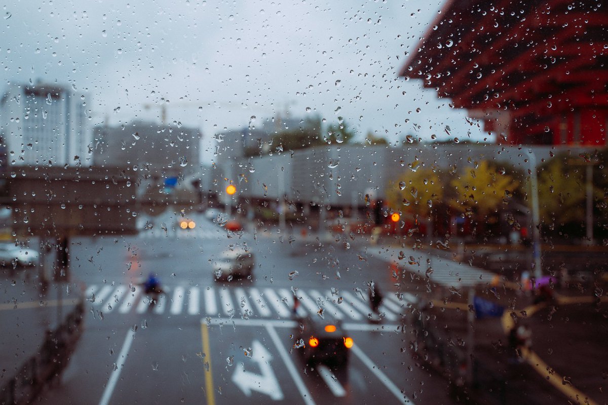 shi_liv's tweet image. 雨窗   #photography #rain #Glasswindow #Streetview #Shanghai 
很喜欢雨天看隔着玻璃窗看街景，距离之美下安静、干净。