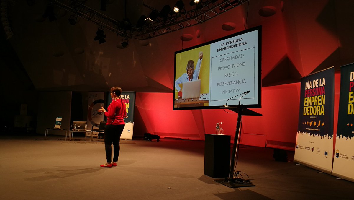 BrandPersonalES's tweet photo. Me encanta como Isabel Ramos de @_Innopsy_  empieza su presentación en #DPE18 hablando de su experiencia en la gestión de su proyecto #HacemosMarketing https://t.co/Qh6kZkIf6U