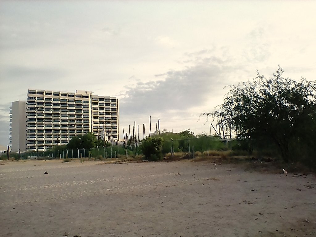 Will that ever be finished? There is since years activities but never "real" progress to observe. The surrounding is pretty desolate. Grand Baja Resort &amp; Spa has a foreclosure website since a few years but otherwise nada