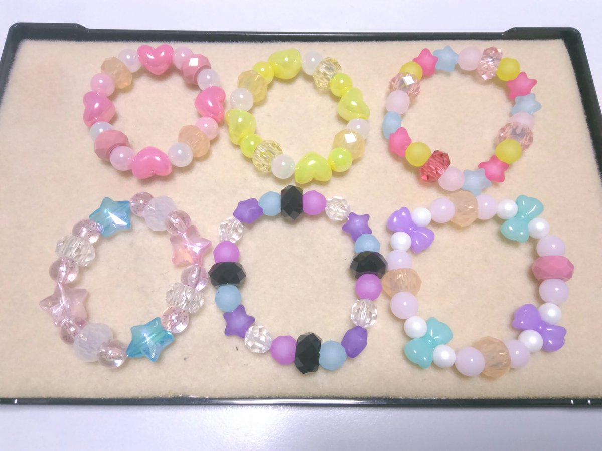 羽うさぎ ダイソーのブレスレットキット No 1 6 ダイソーで購入したブラスレットキット6種です こういう感じの作品も好きなんですよね 身に着けるには子供っぽ過ぎるけどね ビーズキット ダイソー 子供向け ブレスレット T Co