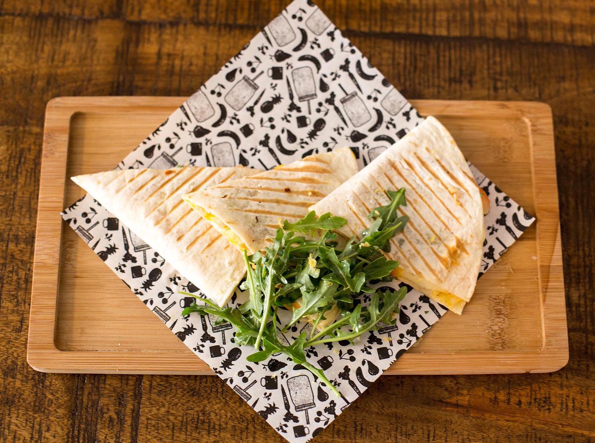 rawffee's tweet image. Quesadilla!! Tortilla de harina con quesos, tomate y cilantro. #Rawffee #nicetogreenyou #Valencia #FelizLunes #CyberMonday #MasterChef