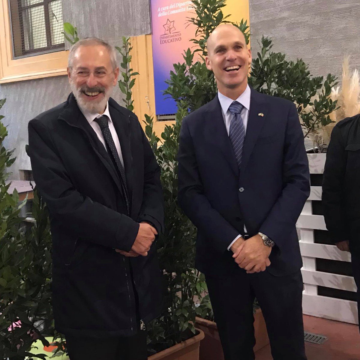 GustoKosher's tweet photo. @AmbSachs @Fabiana_Mag @FoodConfidentia @romaebraica Siamo noi a ringraziare @AmbSachs e @raviologist che con questi sorrisi aperti e spontanei hanno riscaldato l'atmosfera nonostante la pioggia e il tempo avverso! https://t.co/qyfV9gdi1j