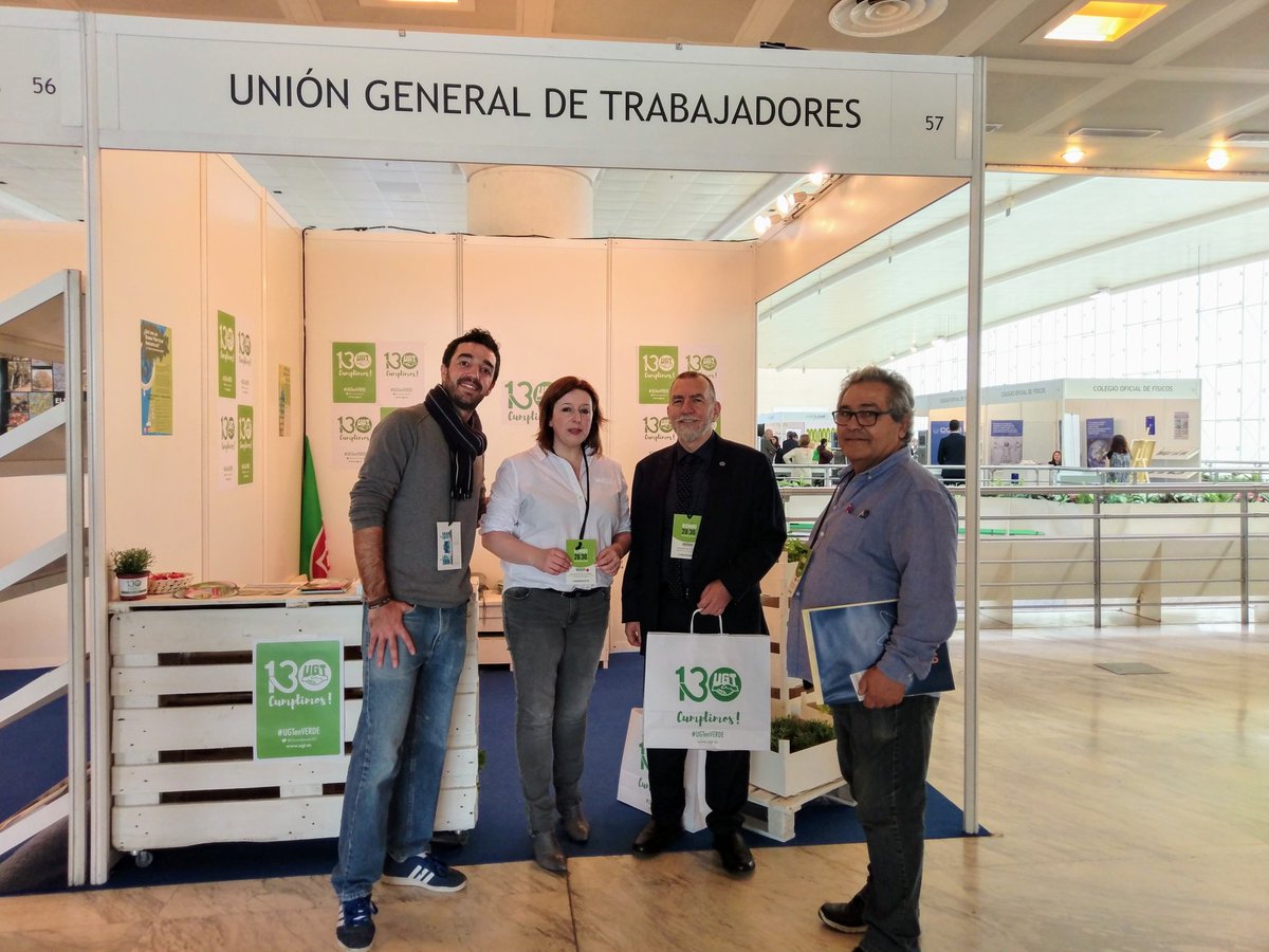 Joaquín Nieto, director de la <a href="/OIT_ES/">OIT España</a> visitando nuestro stand en el #Conama2018. Hablando de la transición, que será justa o no será. #UGTenVERDE
<a href="/UGT_Comunica/">UGT</a>