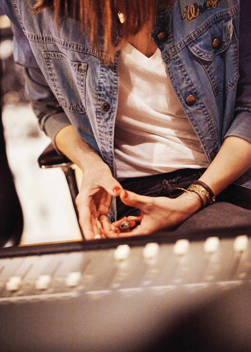 KerenAnnMusic's tweet image. Le son, la matière, la texture des instruments, le moment où tout s’assemble autour des mots, d’une mélodie, d’une progression harmonique... #SoundIsLife #NewAlbum #ComingSoon #kerenannmusic 
.....