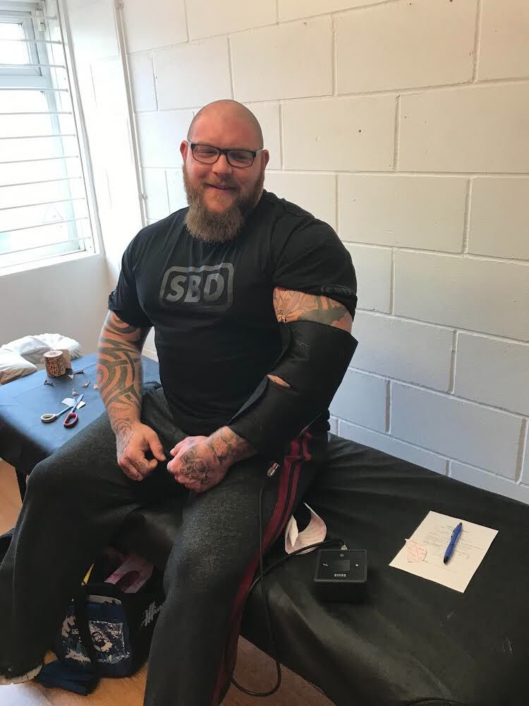 SquidCompress's tweet photo. A 200kg log lift is superhuman yet @aaron_page_ makes it look easy! Fortunately @williamsonchiro was on hand with Squid to offer immediate post-lift recovery to the strong men at this weekends Strength Showcase. 

Next stop...Britain’s Strongest Man. https://t.co/uNkLIftFQE