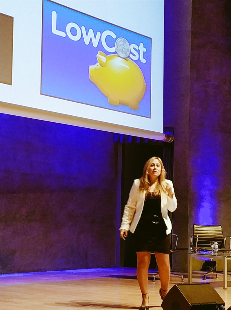 SERCatalunya's tweet photo. @monicaventas ens assegura que "tots venem el mateix, a la mateixa gent i de la mateixa manera així que o marques una diferència o mors." #innovapime #modelsdenegoci #innovació #canvi #pime https://t.co/CRSRwadR9j