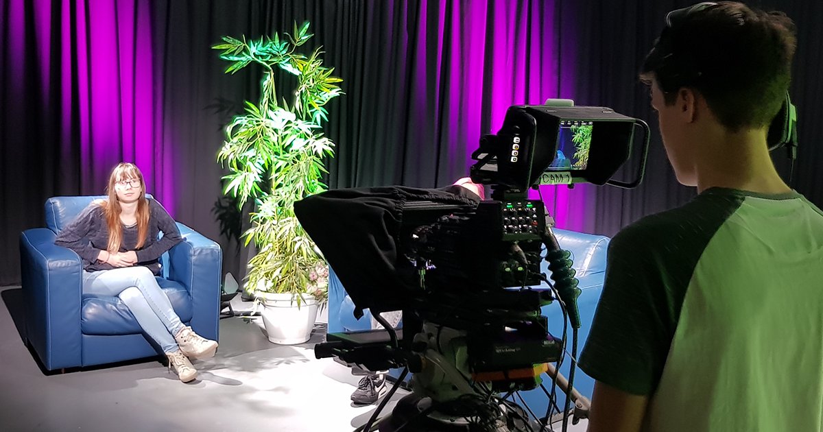 FarehamCollege's tweet image. Our #media students headed over to @solentuni last week. The students worked in teams as film crews, reporters and producers to create a full news programme, aided by the awesome equipment and facilities of the University's media department.